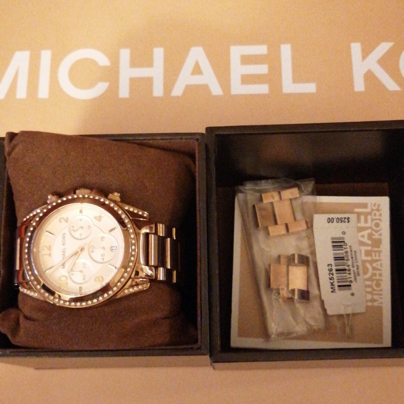 Michael Kors Runway Rose Gold-Tone Watch - Picture 9 of 9